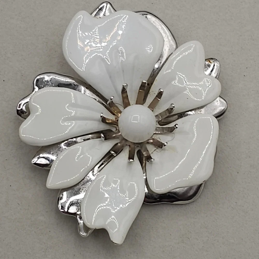 Vintage Sarah Coventry White Enamel Floral Brooch Silver Tone Dimensional‎ Pin